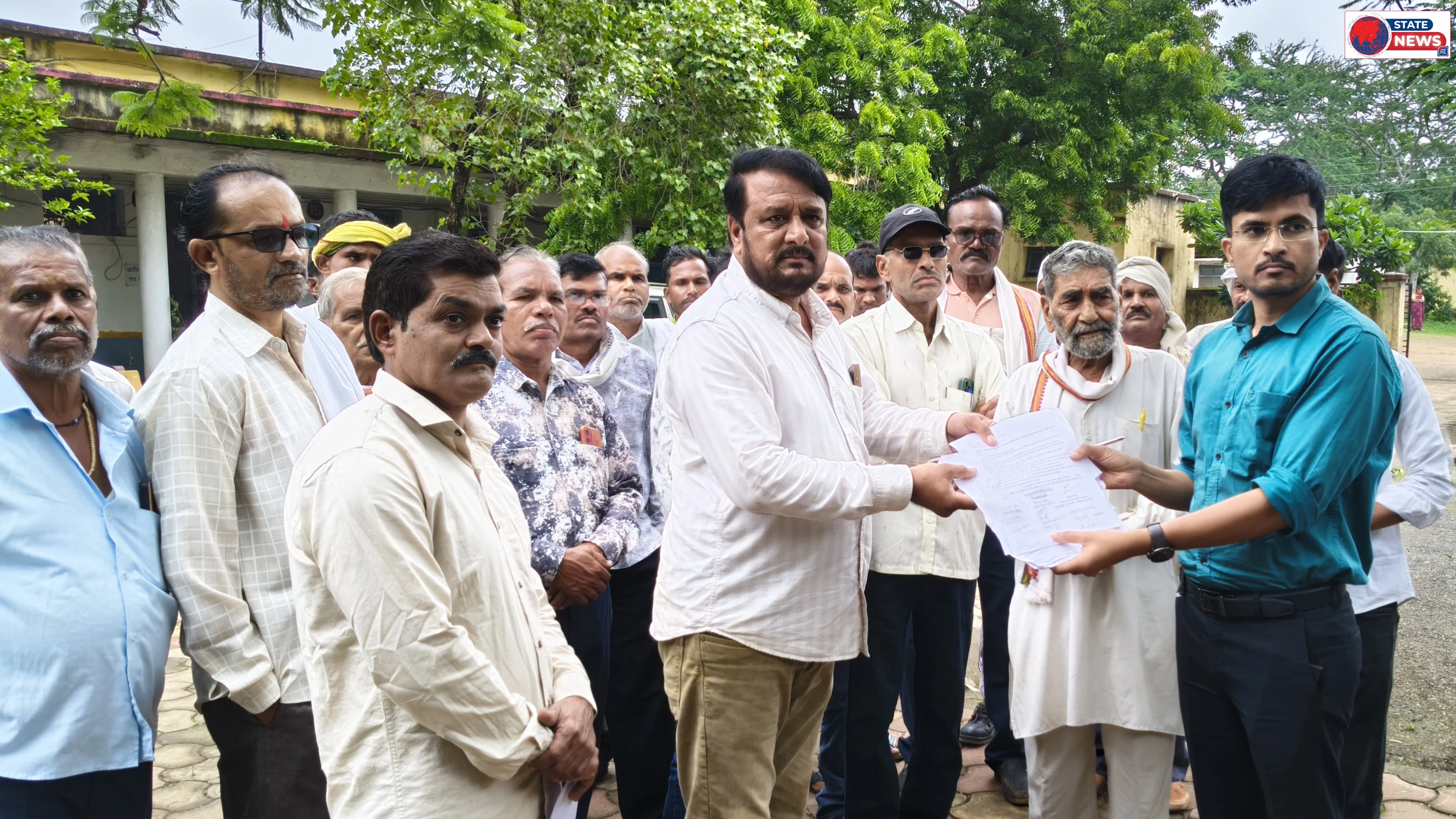 नगरकोट के खसरा नंबर 324 में नपा के कचरा डंपिंग का विरोध: ग्रामीणों ने SDM के नाम तहसीलदार कों सौंपा ज्ञापन