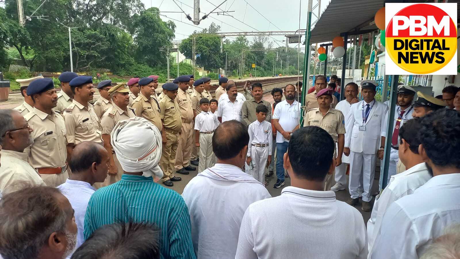 💥 चित्तरंजन रेलवे स्टेशन पर GRP प्रभारी विमल कुमार ने फहराया तिरंगा, 80वें स्वतंत्रता दिवस पर जवानों और गणमान्य लोगों ने दी सलामी