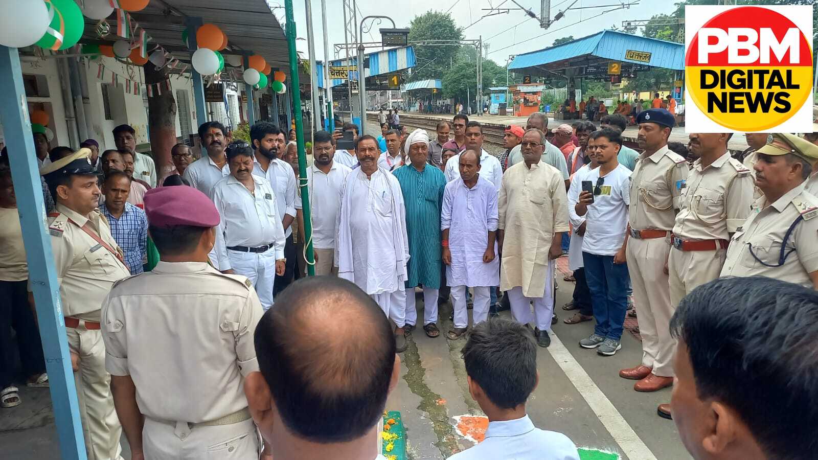 💥 चित्तरंजन रेलवे स्टेशन पर GRP प्रभारी विमल कुमार ने फहराया तिरंगा, 80वें स्वतंत्रता दिवस पर जवानों और गणमान्य लोगों ने दी सलामी