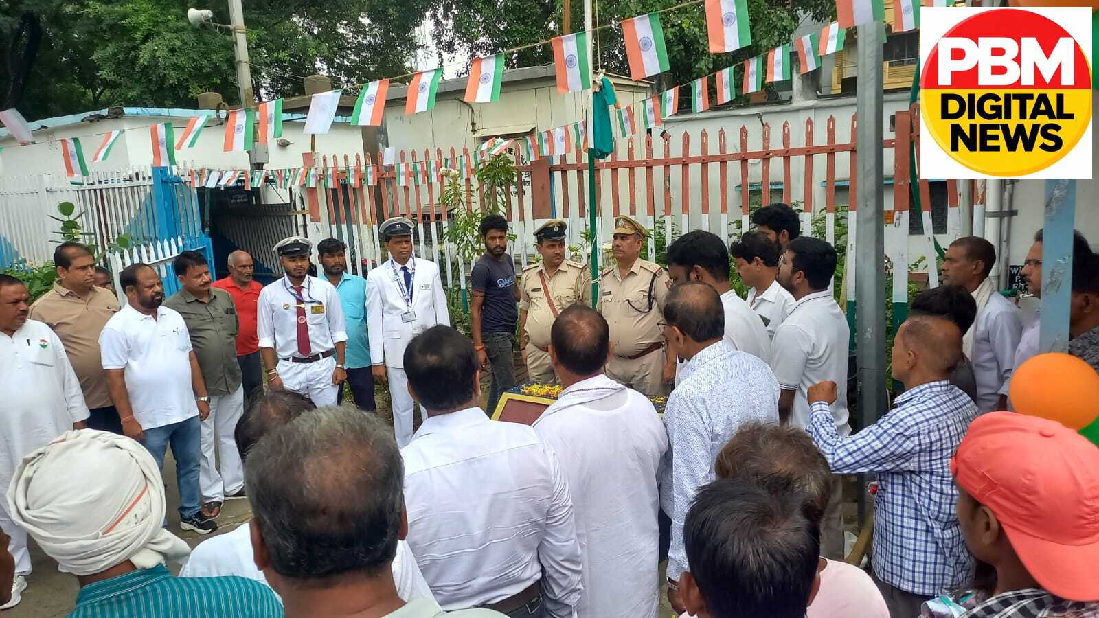 💥 चित्तरंजन रेलवे स्टेशन पर RPF प्रभारी अशोक कुमार ने किया ध्वजारोहण, 80वें स्वतंत्रता दिवस पर सुरक्षा बलों ने दी तिरंगे को सलामी