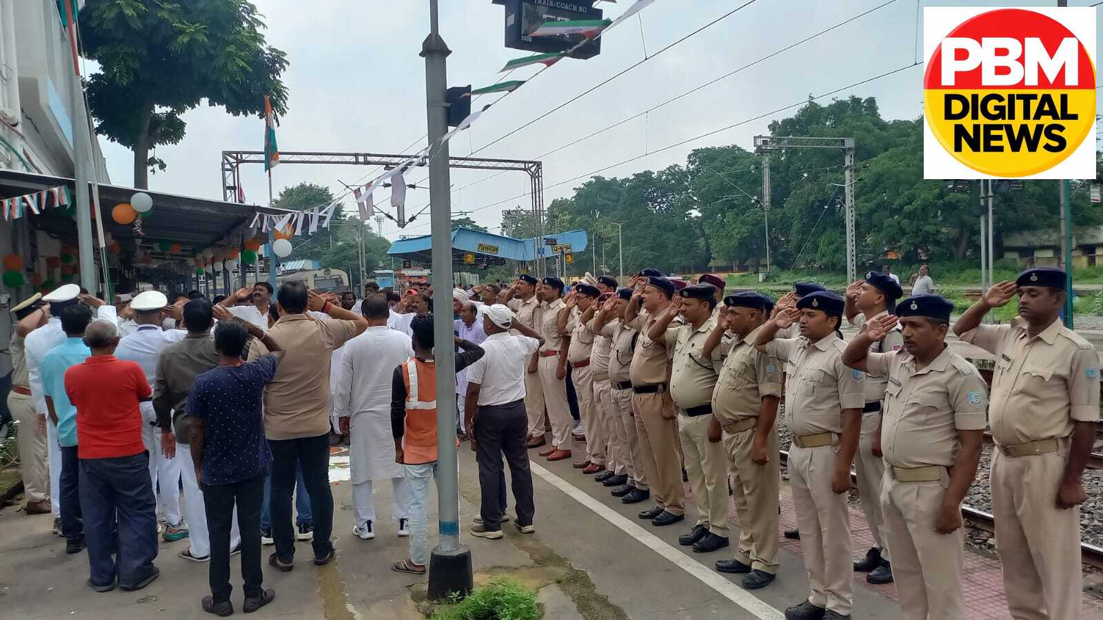 💥 चित्तरंजन रेलवे स्टेशन पर RPF प्रभारी अशोक कुमार ने किया ध्वजारोहण, 80वें स्वतंत्रता दिवस पर सुरक्षा बलों ने दी तिरंगे को सलामी