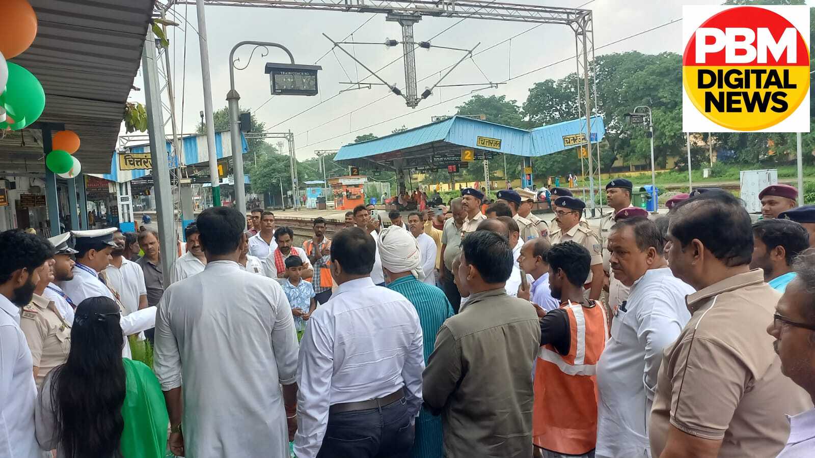 💥 चित्तरंजन रेलवे स्टेशन पर स्टेशन प्रबंधक आलोक कुमार शर्मा ने फहराया तिरंगा, 80वें स्वतंत्रता दिवस पर रेलकर्मियों और गणमान्य लोगों ने दी सलामी