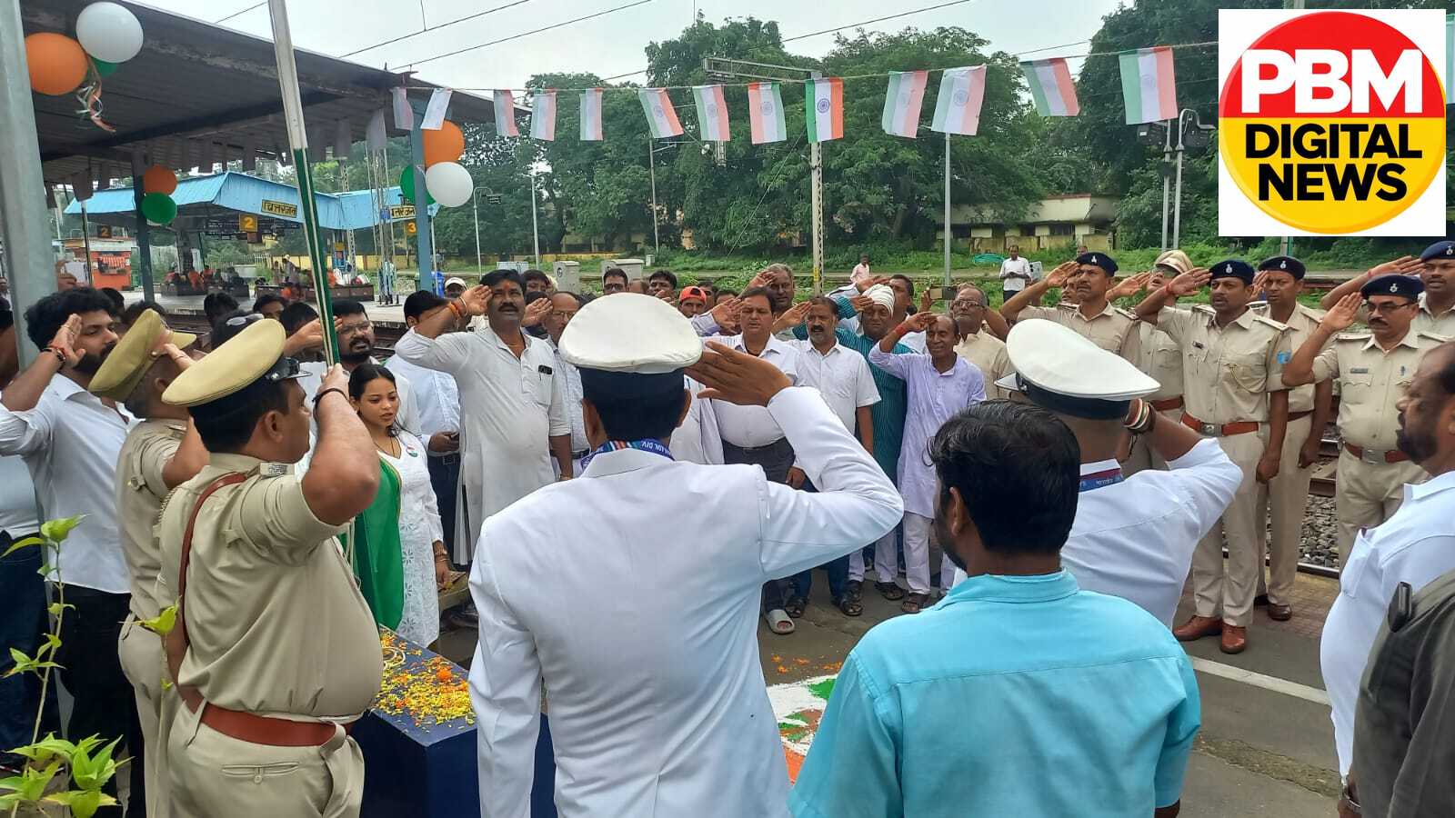 💥 चित्तरंजन रेलवे स्टेशन पर स्टेशन प्रबंधक आलोक कुमार शर्मा ने फहराया तिरंगा, 80वें स्वतंत्रता दिवस पर रेलकर्मियों और गणमान्य लोगों ने दी सलामी