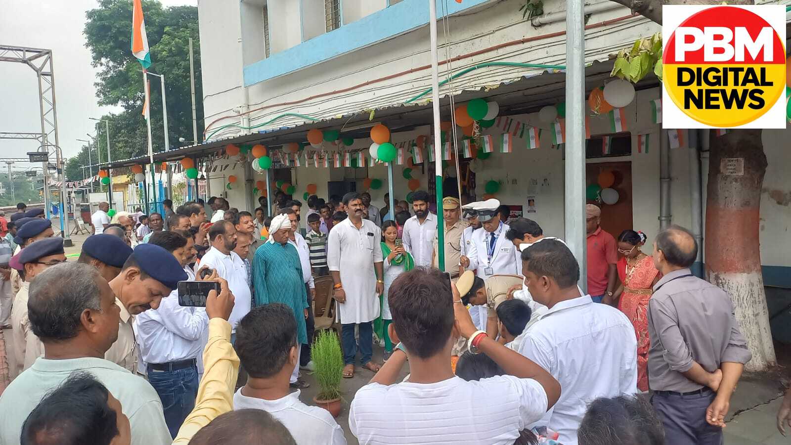 💥 चित्तरंजन रेलवे स्टेशन पर स्टेशन प्रबंधक आलोक कुमार शर्मा ने फहराया तिरंगा, 80वें स्वतंत्रता दिवस पर रेलकर्मियों और गणमान्य लोगों ने दी सलामी