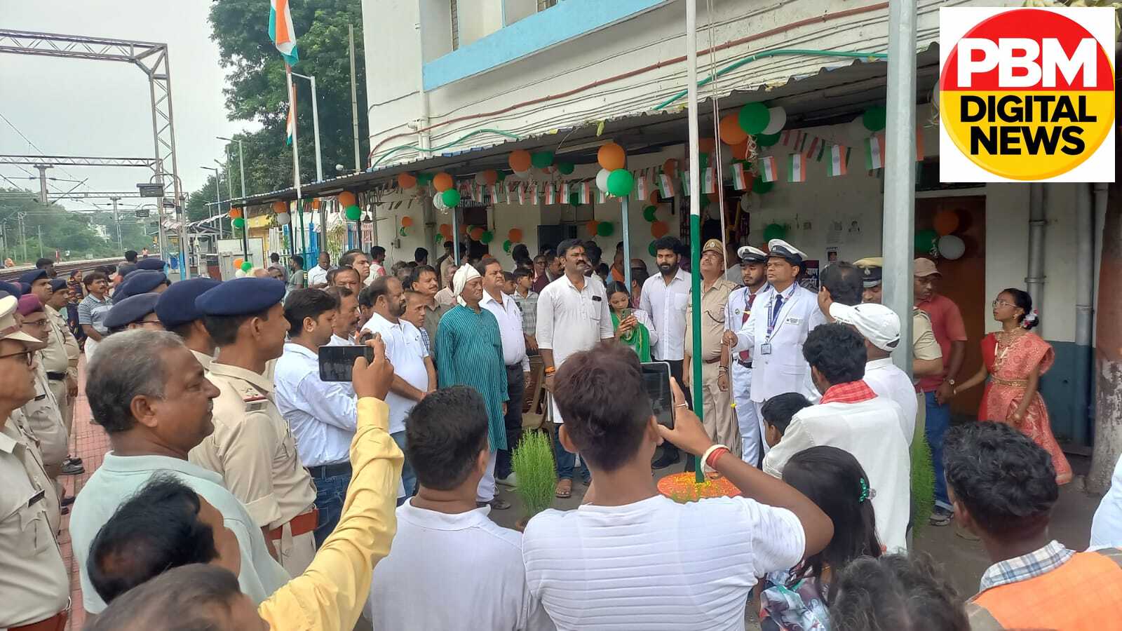 💥 चित्तरंजन रेलवे स्टेशन पर स्टेशन प्रबंधक आलोक कुमार शर्मा ने फहराया तिरंगा, 80वें स्वतंत्रता दिवस पर रेलकर्मियों और गणमान्य लोगों ने दी सलामी
