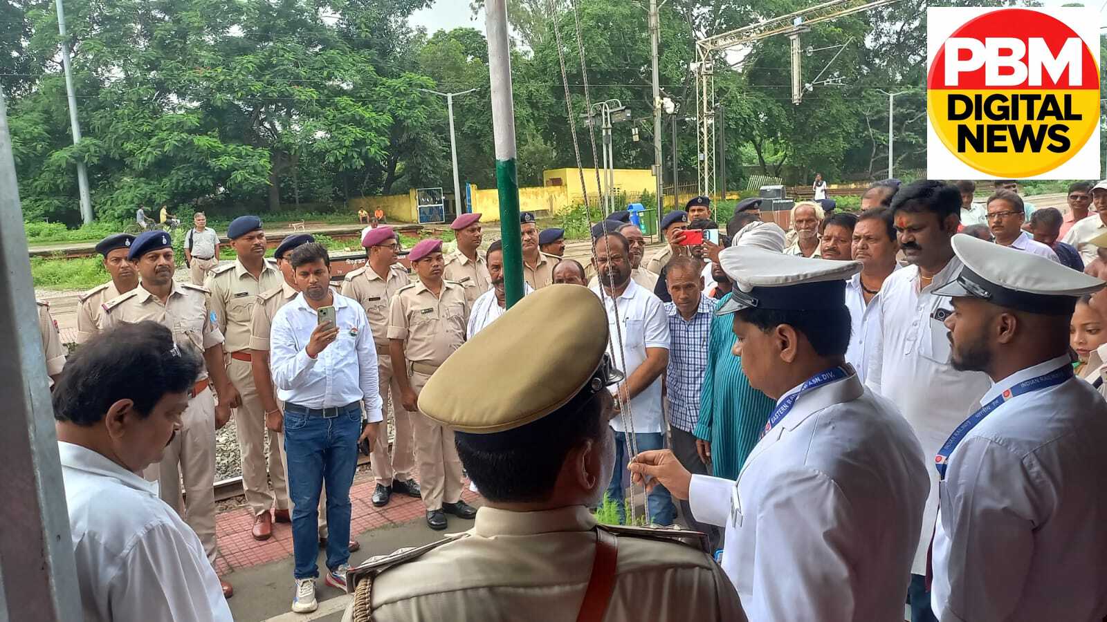 💥 चित्तरंजन रेलवे स्टेशन पर स्टेशन प्रबंधक आलोक कुमार शर्मा ने फहराया तिरंगा, 80वें स्वतंत्रता दिवस पर रेलकर्मियों और गणमान्य लोगों ने दी सलामी