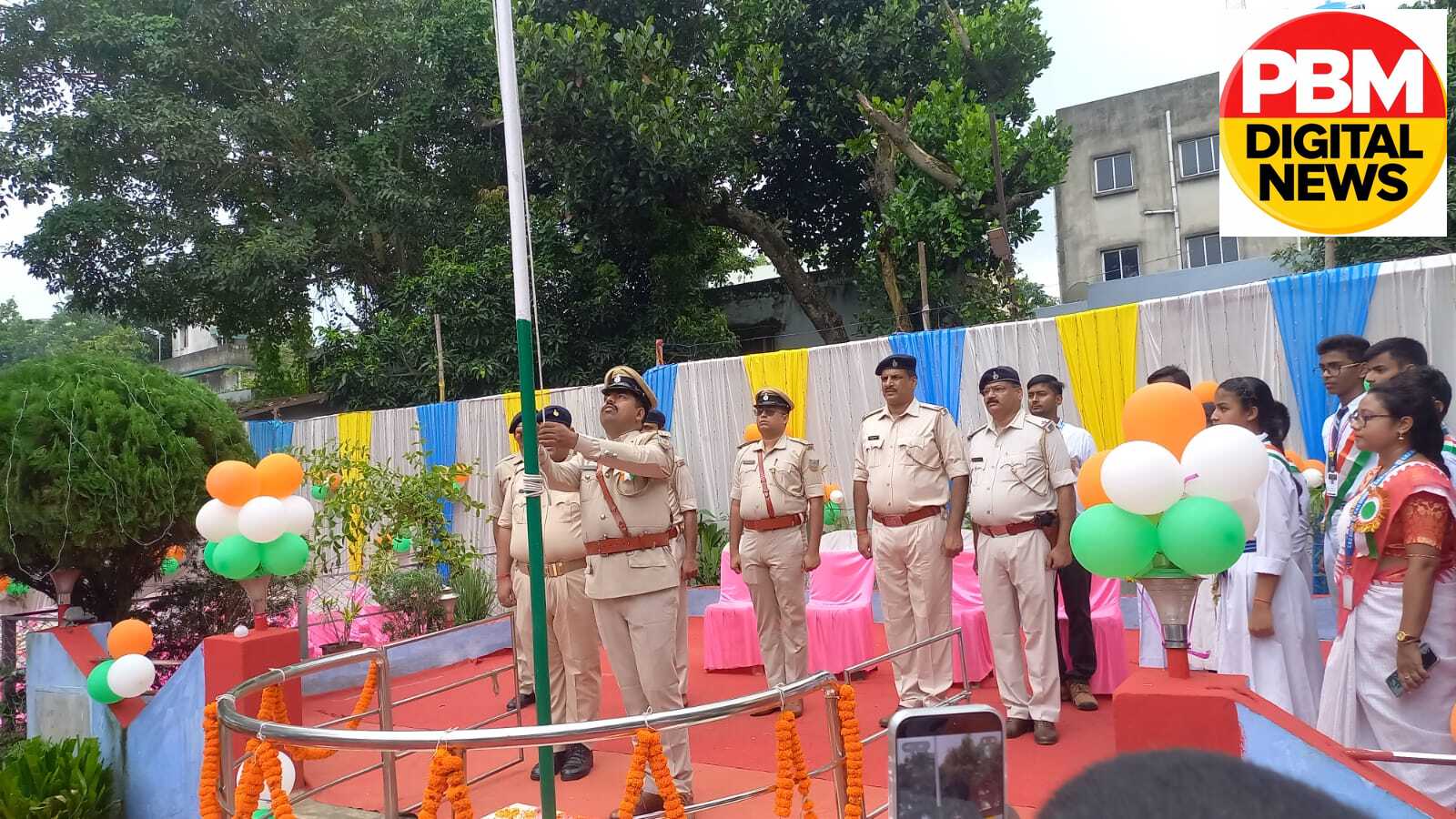 💥 मिहिजाम थाना परिसर में थाना प्रभारी प्रदीप राणा ने फहराया तिरंगा, 80वें स्वतंत्रता दिवस पर पुलिस बल और गणमान्य लोगों ने दी सलामी