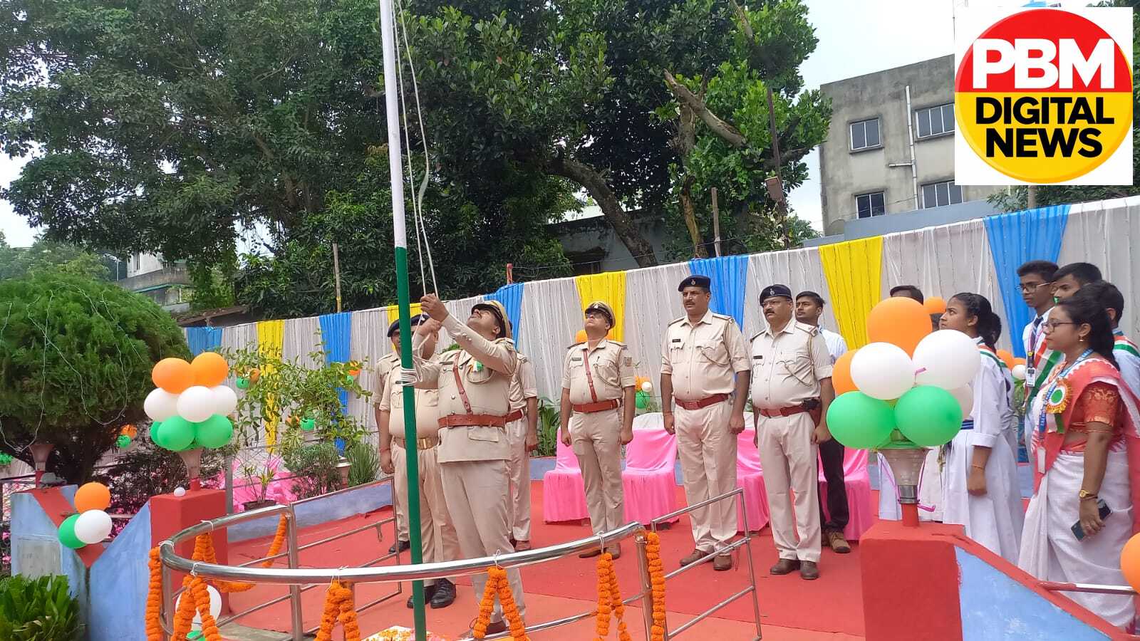 💥 मिहिजाम थाना परिसर में थाना प्रभारी प्रदीप राणा ने फहराया तिरंगा, 80वें स्वतंत्रता दिवस पर पुलिस बल और गणमान्य लोगों ने दी सलामी
