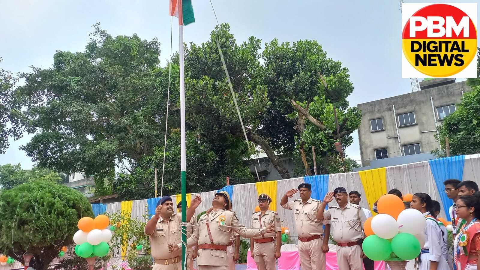 💥 मिहिजाम थाना परिसर में थाना प्रभारी प्रदीप राणा ने फहराया तिरंगा, 80वें स्वतंत्रता दिवस पर पुलिस बल और गणमान्य लोगों ने दी सलामी