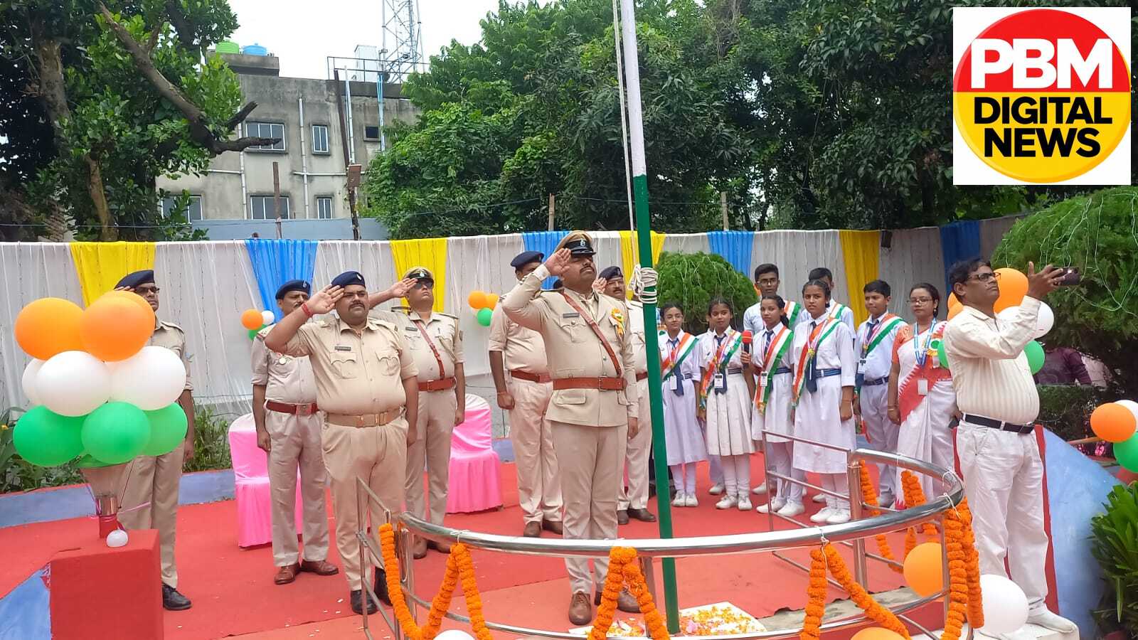 💥 मिहिजाम थाना परिसर में थाना प्रभारी प्रदीप राणा ने फहराया तिरंगा, 80वें स्वतंत्रता दिवस पर पुलिस बल और गणमान्य लोगों ने दी सलामी