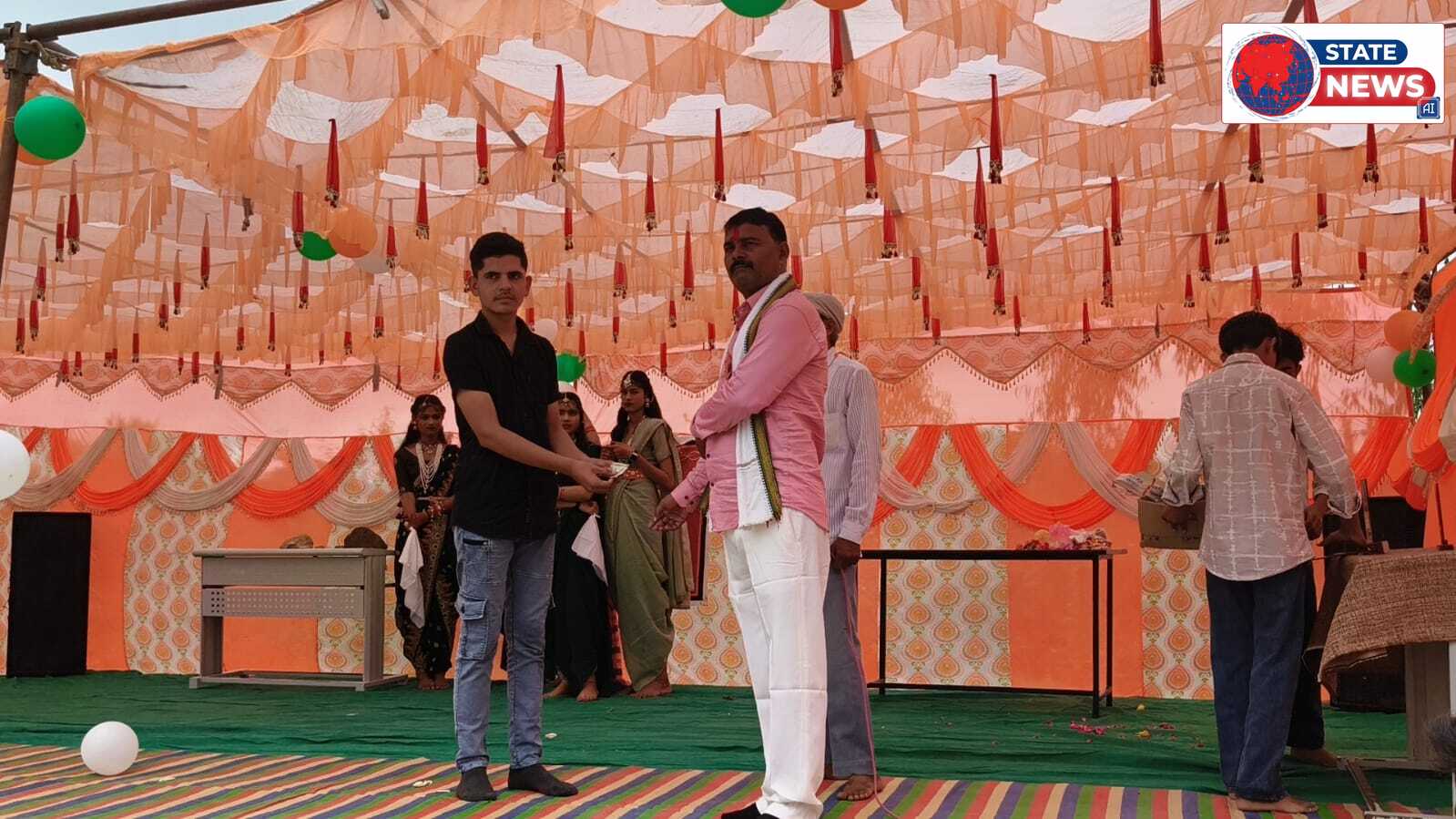 आशनी यादव को सातवां स्थान मिलने पर ग्राम पंचायत ने किया सम्मानित