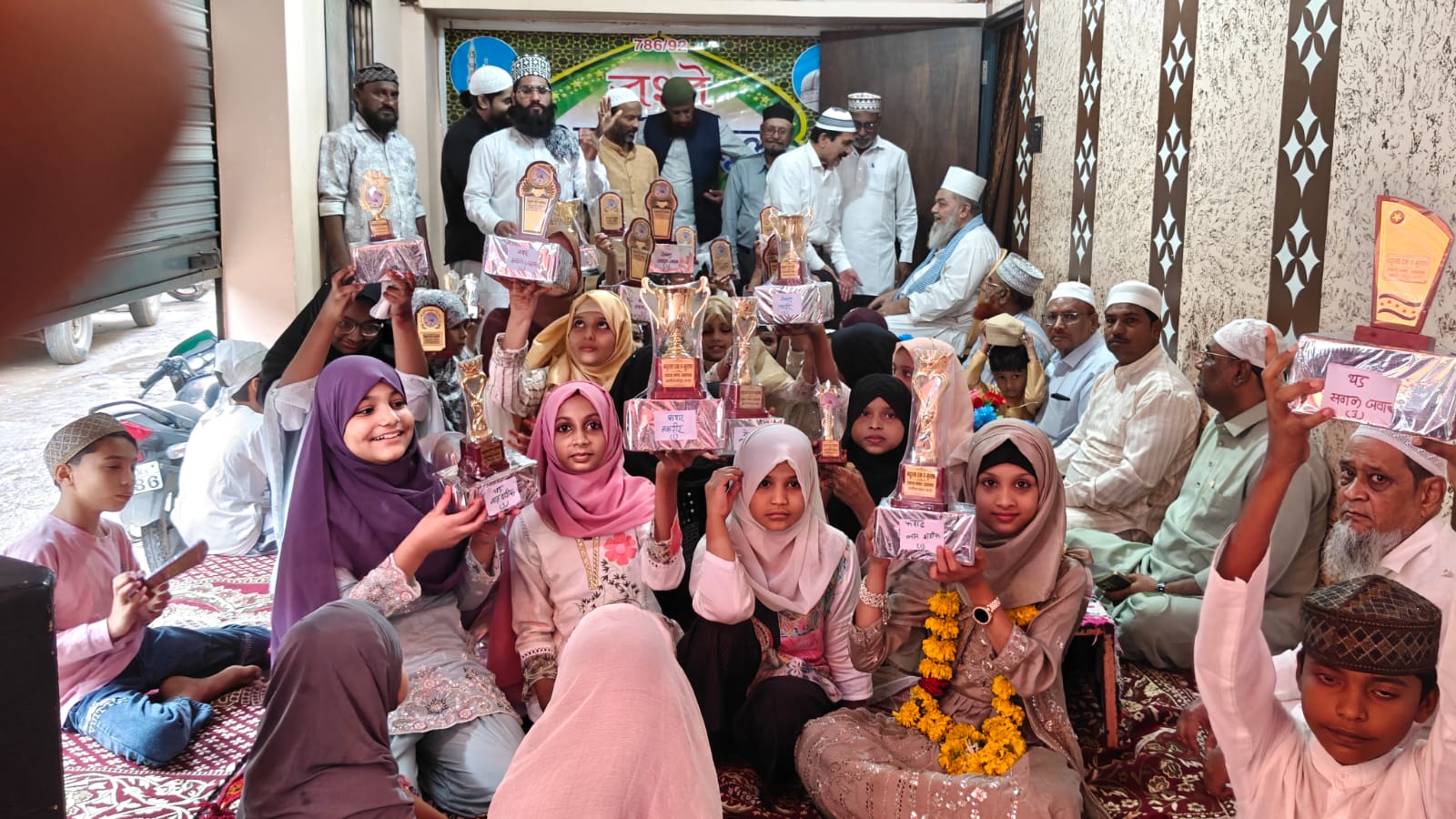 *जश्ने ईद मिलादुन्नबी पर मदरसा के बच्चों का दीनी प्रोग्राम, बच्चों ने नआत शरीफ, हदीस और सवाल-जवाब में दिखाया अपना हुनर*