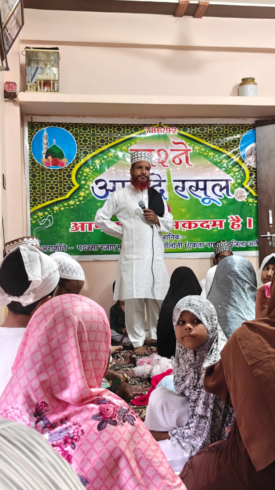 *जश्ने ईद मिलादुन्नबी पर मदरसा के बच्चों का दीनी प्रोग्राम, बच्चों ने नआत शरीफ, हदीस और सवाल-जवाब में दिखाया अपना हुनर*