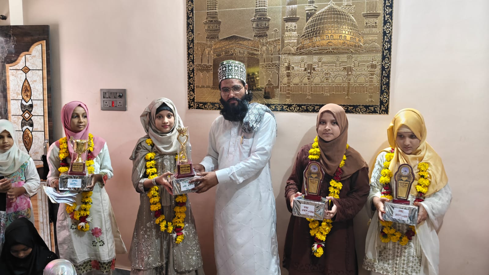 *जश्ने ईद मिलादुन्नबी पर मदरसा के बच्चों का दीनी प्रोग्राम, बच्चों ने नआत शरीफ, हदीस और सवाल-जवाब में दिखाया अपना हुनर*