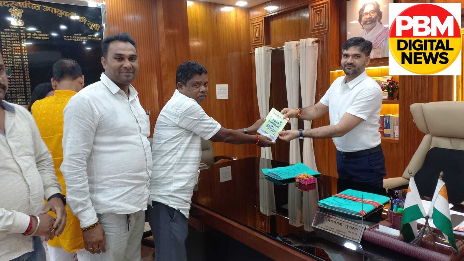🚨मिहिजाम के कुर्मीपाड़ा में स्वास्थ्य केंद्र शुरू करने की मांग: नप अध्यक्ष के नेतृत्व में प्रतिनिधिमंडल ने DC को सौंपा ज्ञापन, मिला सकारात्मक आश्वासन