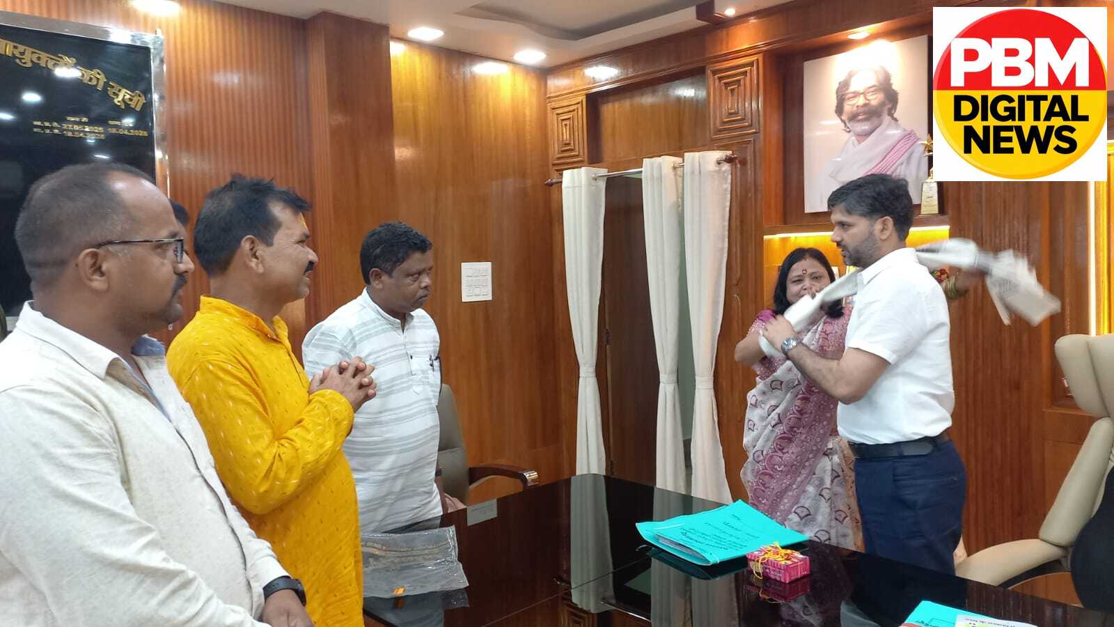🚨मिहिजाम के कुर्मीपाड़ा में स्वास्थ्य केंद्र शुरू करने की मांग: नप अध्यक्ष के नेतृत्व में प्रतिनिधिमंडल ने DC को सौंपा ज्ञापन, मिला सकारात्मक आश्वासन