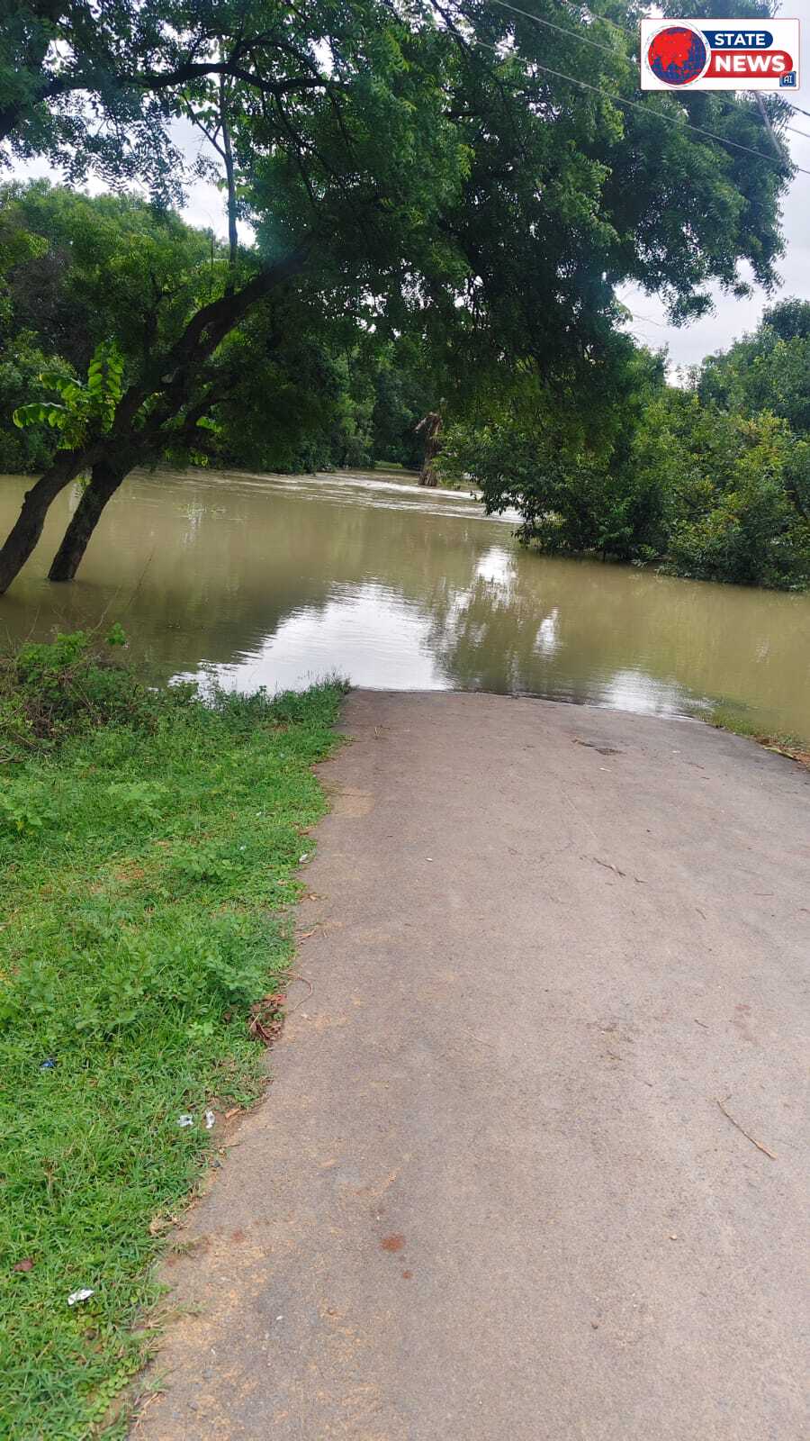 तेज बारिश ने बढ़ाई मुश्किलें, कुढेरी नाला उफान पर; दुधमनिया, गेरुआ और मेढ़ौली के मार्ग अवरुद्ध