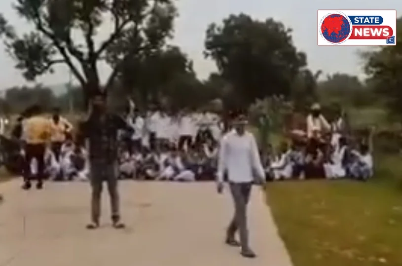 शिक्षक के तबादले से नाराज छात्रों ने किया चक्का जाम