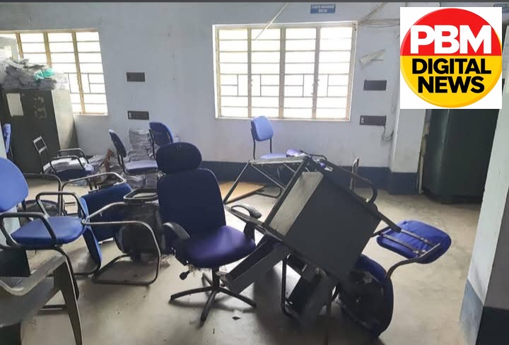 🔥 अन्नपूर्णा योजना की राशि न मिलने पर सालानपुर BDO दफ्तर में महिलाओं का जोरदार हंगामा, तोड़फोड़; पुलिस ने संभाला मोर्चा
