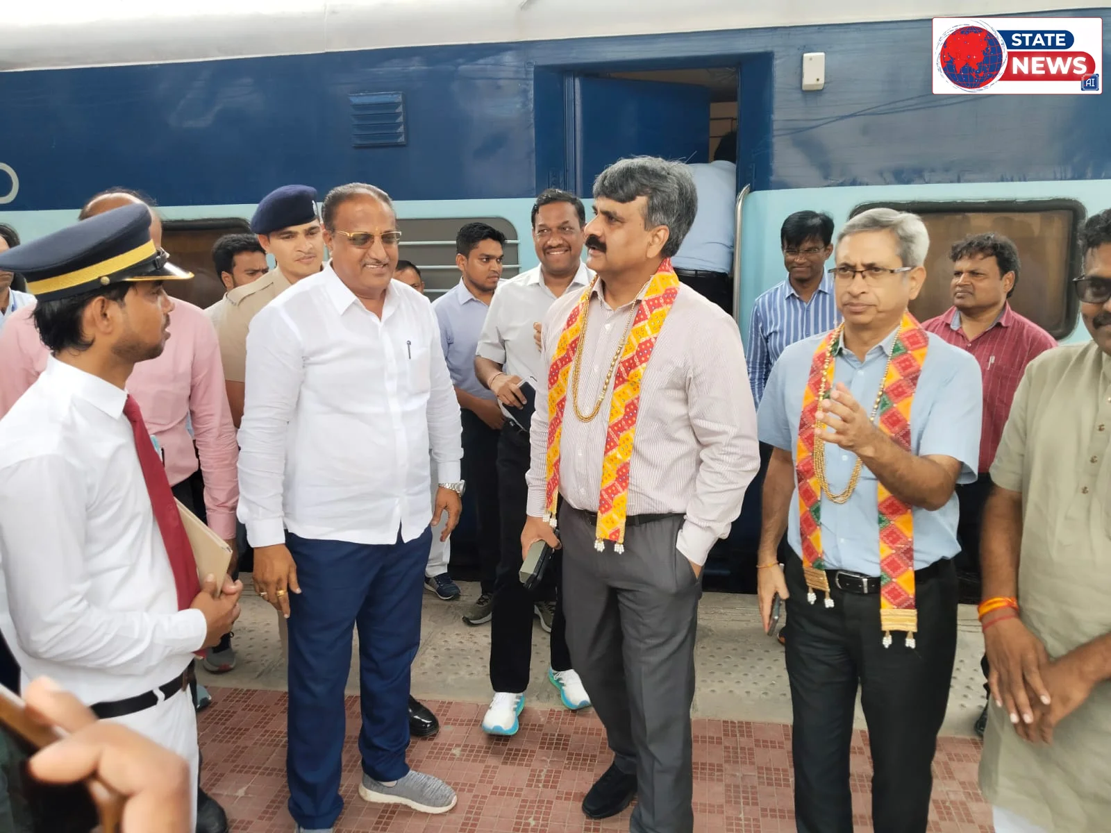 आलोट रेलवे स्टेशन पहुंचे पश्चिम मध्य रेलवे के जीएम, चौथी रेल लाइन के अलाइनमेंट का किया निरीक्षण