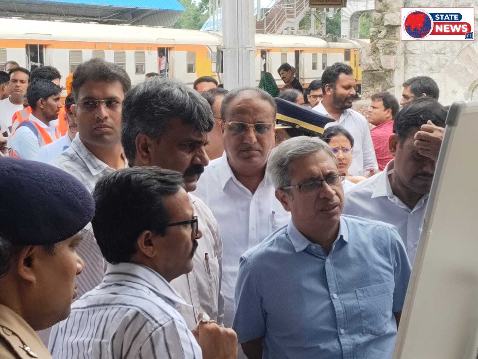 आलोट रेलवे स्टेशन पहुंचे पश्चिम मध्य रेलवे के जीएम, चौथी रेल लाइन के अलाइनमेंट का किया निरीक्षण