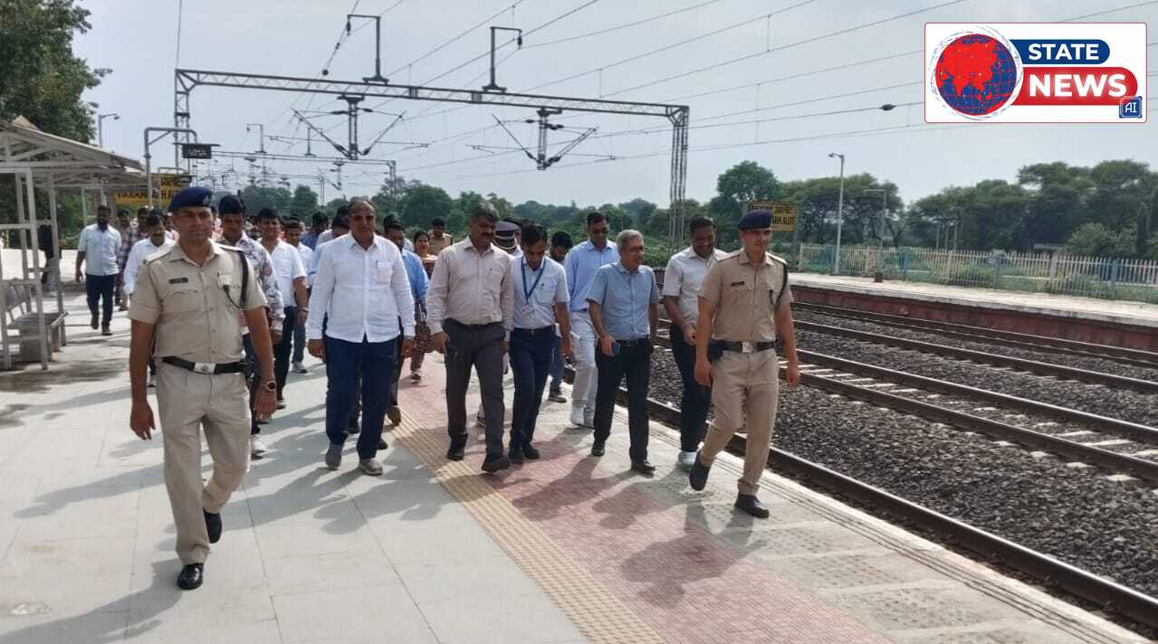 आलोट रेलवे स्टेशन पहुंचे पश्चिम मध्य रेलवे के जीएम, चौथी रेल लाइन के अलाइनमेंट का किया निरीक्षण