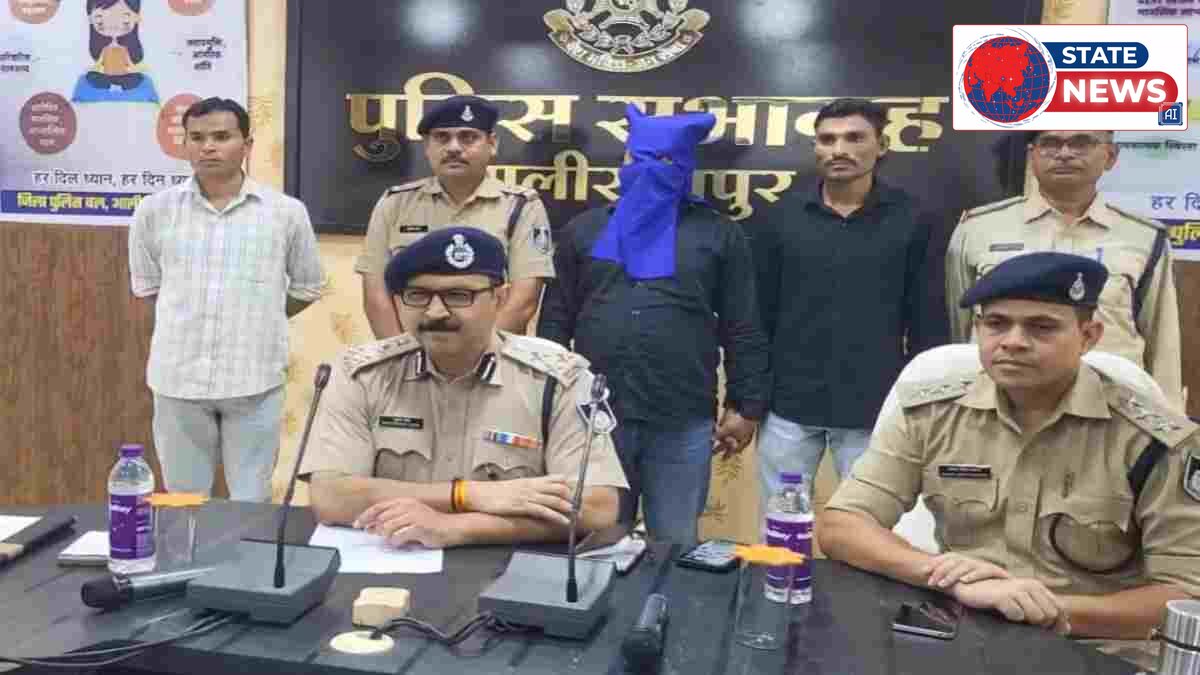 फर्जी आदेश का बड़ा खेल: CM के नाम से बनाया ट्रांसफर ऑर्डर, WhatsApp पर भेजकर फैलाया; ₹40 हजार का सौदा

सरकारी आदेश की शक्ल में तैयार किया फर्जी ट्रांसफर लेटर, मोबाइल-टैबलेट जब्त; ₹45 हजार के लेन-दे