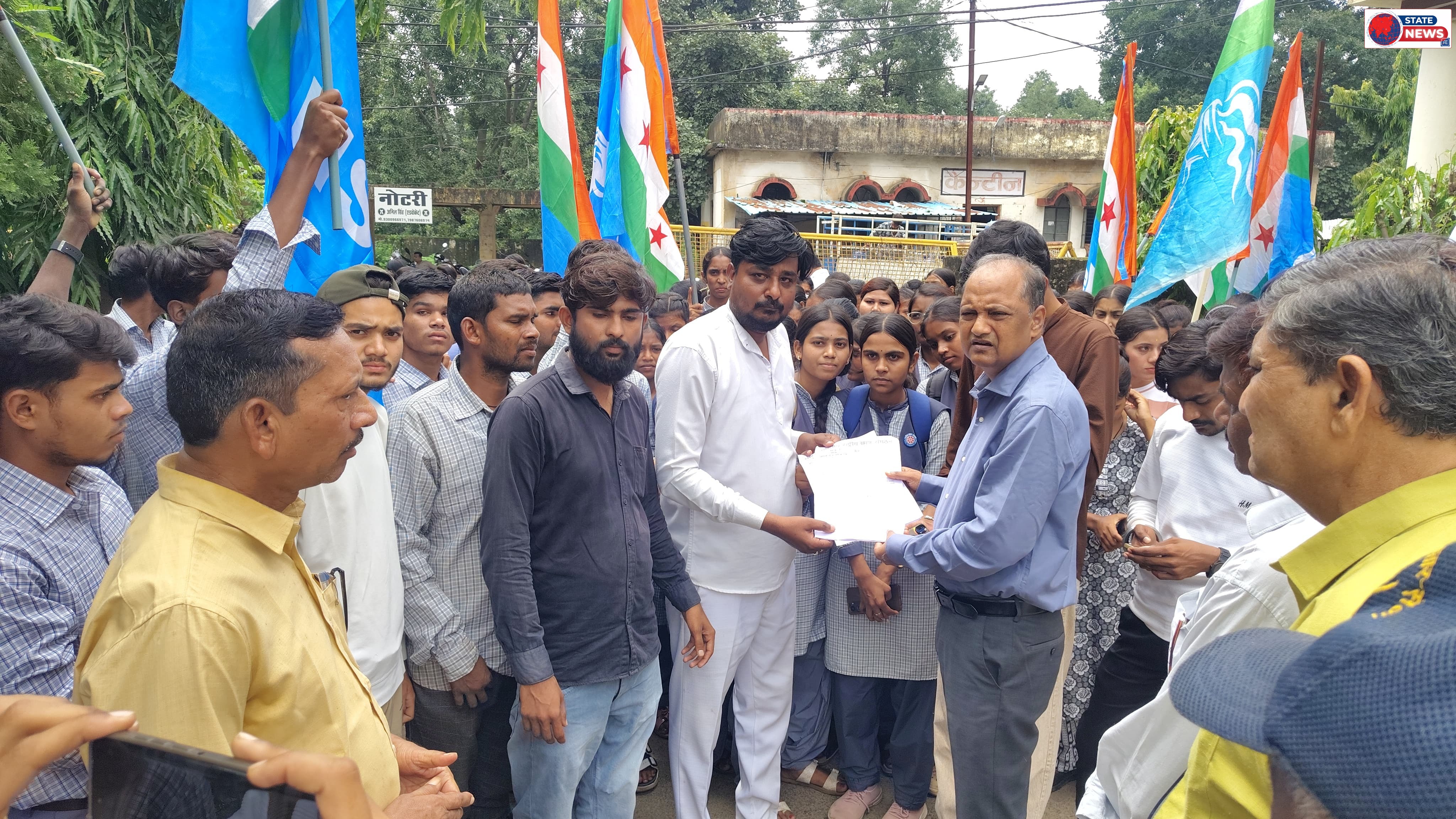 भारी छात्र-छात्राओं के साथ NSUI ने सौंपा ज्ञापन, जिला अध्यक्ष मो. असलम शेर ने कहा—शिक्षकों की कमी से लेकर भवन और मूलभूत सुविधाओं तक बदहाल व्