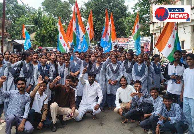 भारी छात्र-छात्राओं के साथ NSUI ने सौंपा ज्ञापन, जिला अध्यक्ष मो. असलम शेर ने कहा—शिक्षकों की कमी से लेकर भवन और मूलभूत सुविधाओं तक बदहाल व्