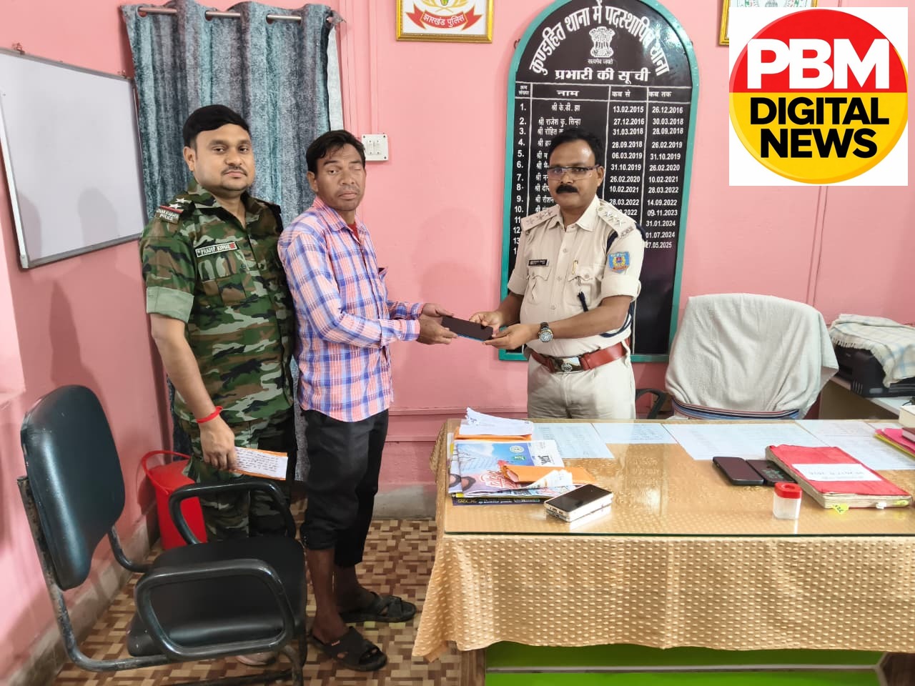 🚨*जामताड़ा पुलिस की बड़ी कामयाबी: 'ऑपरेशन वापसी' के तहत बरामद किए गए 37 गुमशुदा मोबाइल, चेहरों पर लौटी मुस्कान*