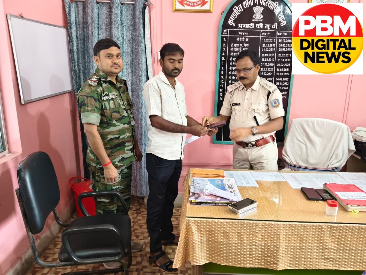 🚨*जामताड़ा पुलिस की बड़ी कामयाबी: 'ऑपरेशन वापसी' के तहत बरामद किए गए 37 गुमशुदा मोबाइल, चेहरों पर लौटी मुस्कान*