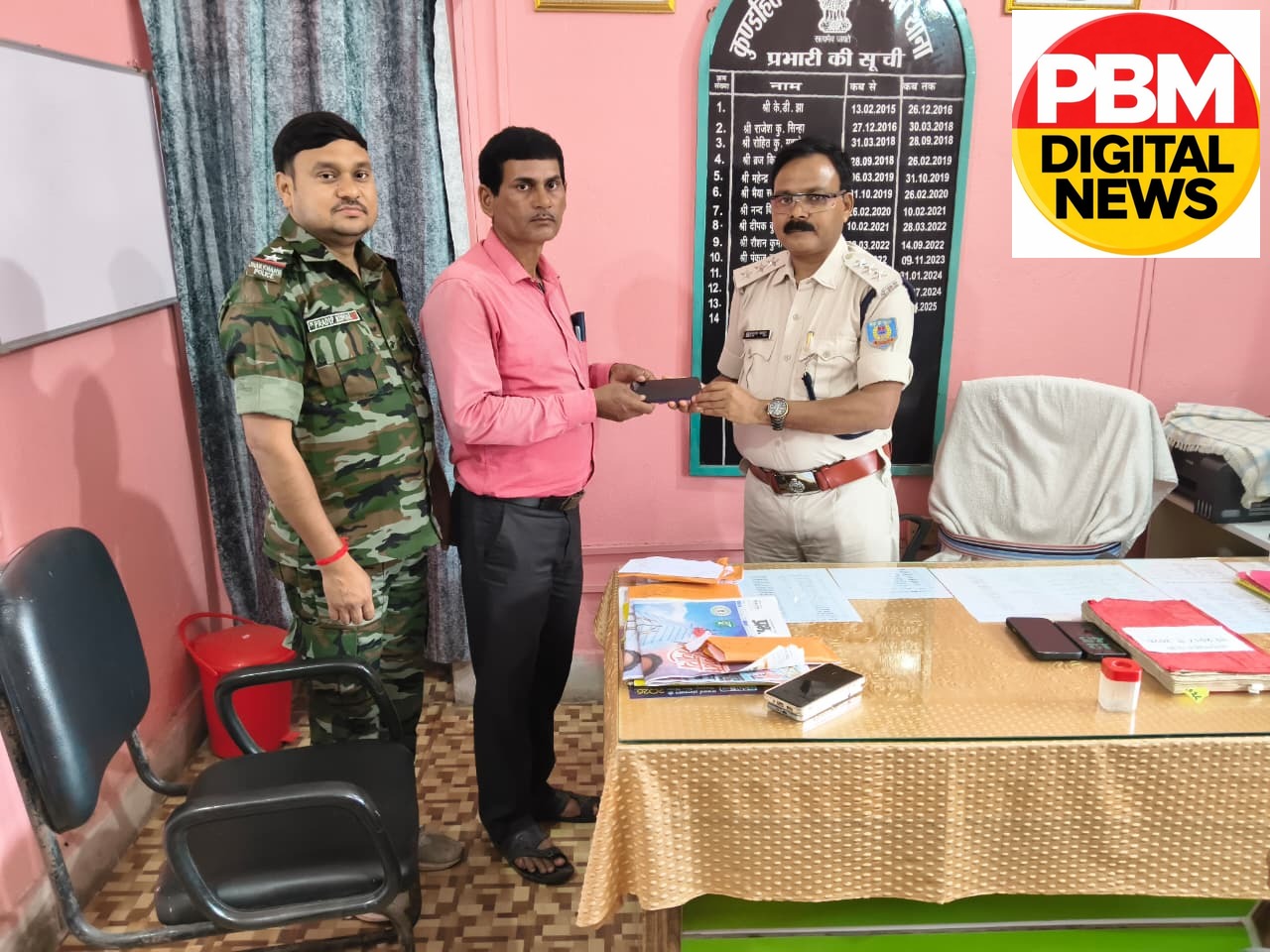 🚨*जामताड़ा पुलिस की बड़ी कामयाबी: 'ऑपरेशन वापसी' के तहत बरामद किए गए 37 गुमशुदा मोबाइल, चेहरों पर लौटी मुस्कान*