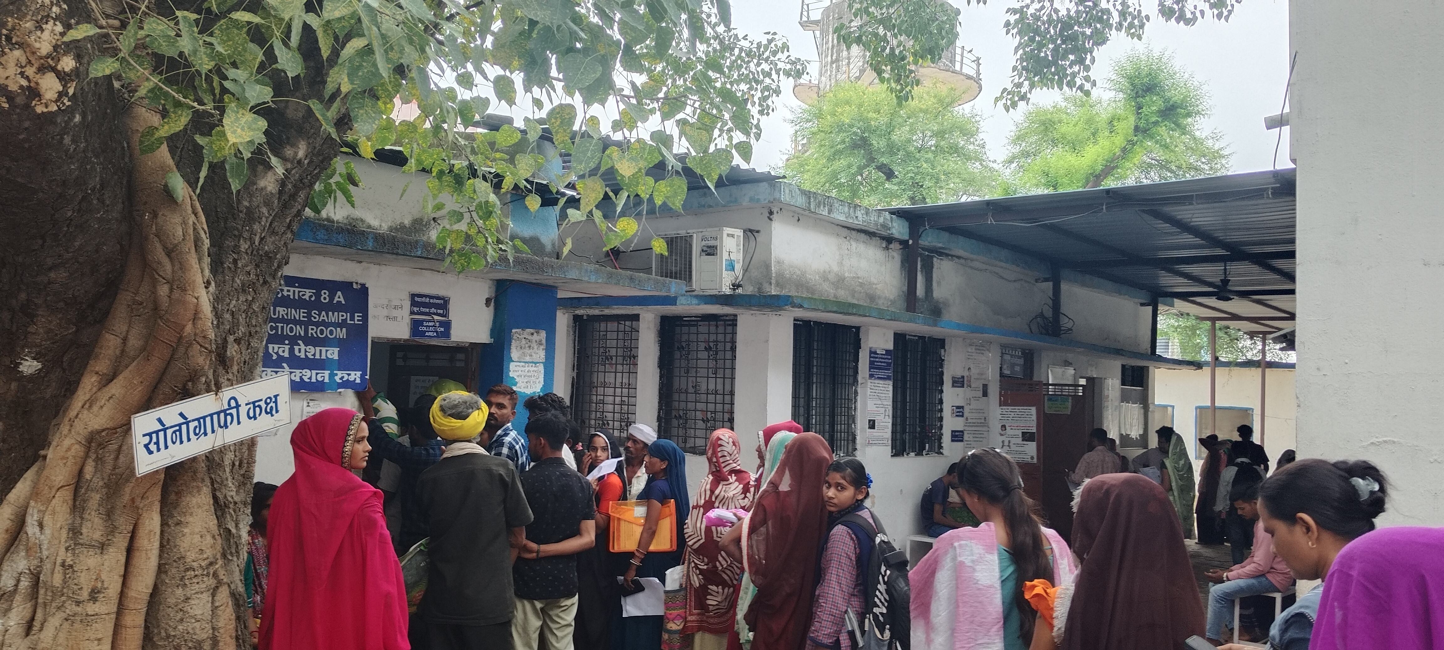 *जिला अस्पताल में उमड़ी मरीजों की भीड़, ओपीडी में लंबी कतार*

*मौसम में बदलाव का असर: सर्दी-बुखार के मरीजों की संख्या में इजाफा, सुबह से अस्पताल पहुंच रहे मरीज*