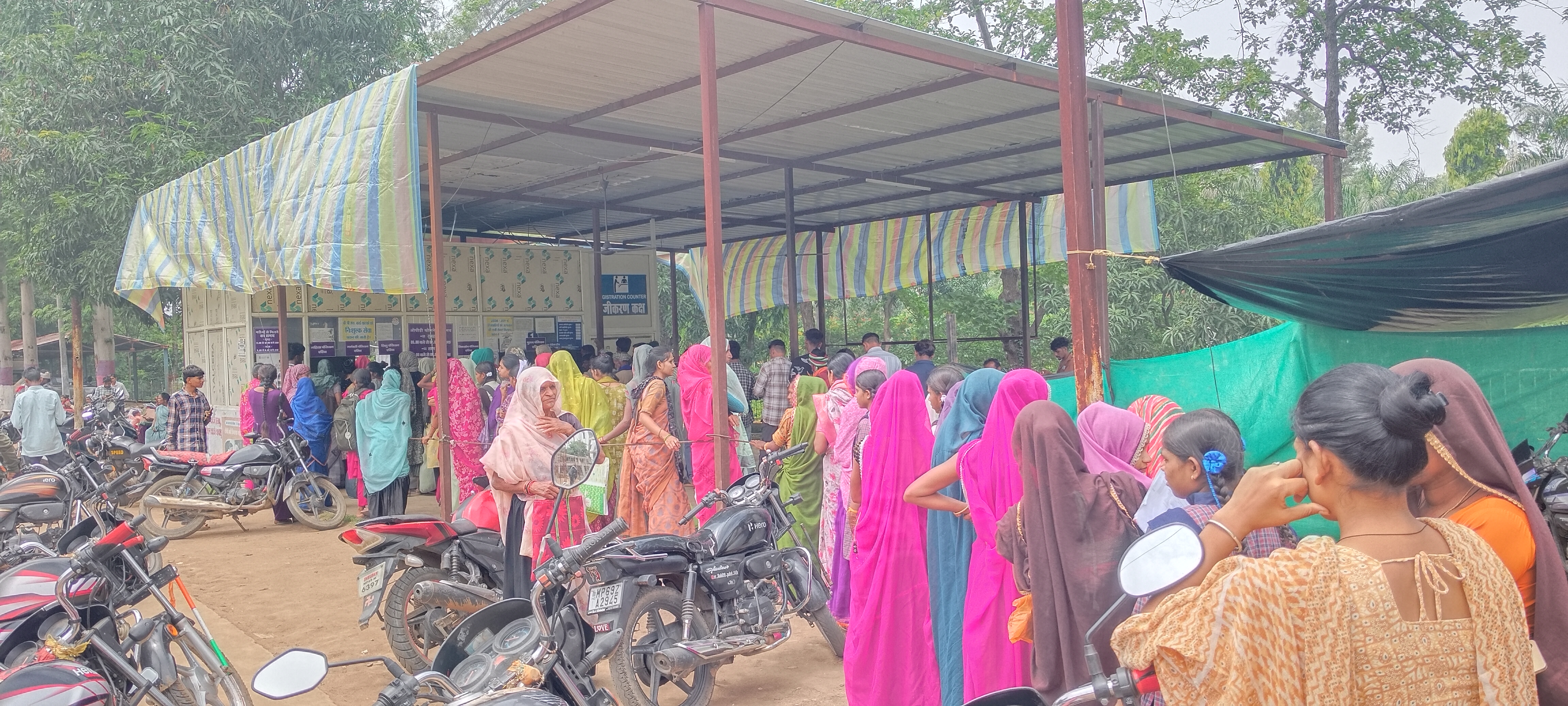 *जिला अस्पताल में उमड़ी मरीजों की भीड़, ओपीडी में लंबी कतार*

*मौसम में बदलाव का असर: सर्दी-बुखार के मरीजों की संख्या में इजाफा, सुबह से अस्पताल पहुंच रहे मरीज*