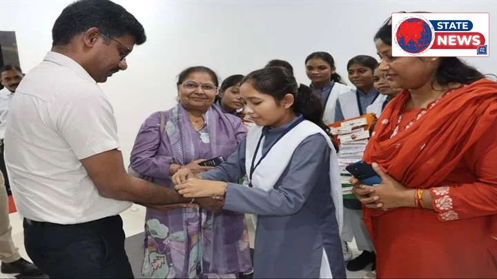 सतना जिले की कस्तूरबा गांधी विद्यालय की बालिकाओं ने कलेक्टर को बांधी स्वनिर्मित राखियां, सैनिकों के लिए भी भेजीं शुभकामनाएं
