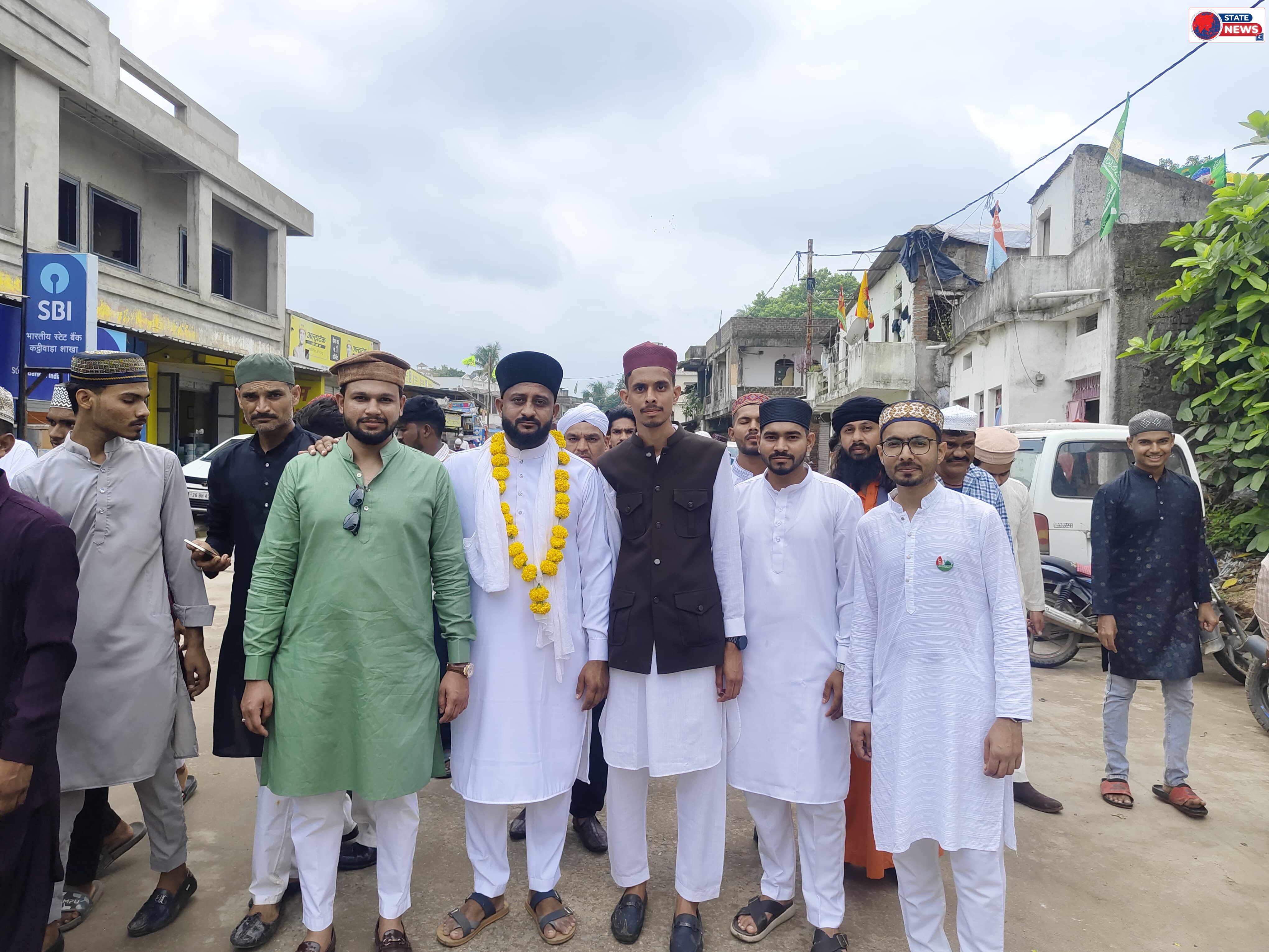   कट्ठीवाड़ा  में निकला भव्य मिलाद जुलूस..., समाजजनों ने पुलिस जवानों और अतिथियों का किया सम्मान