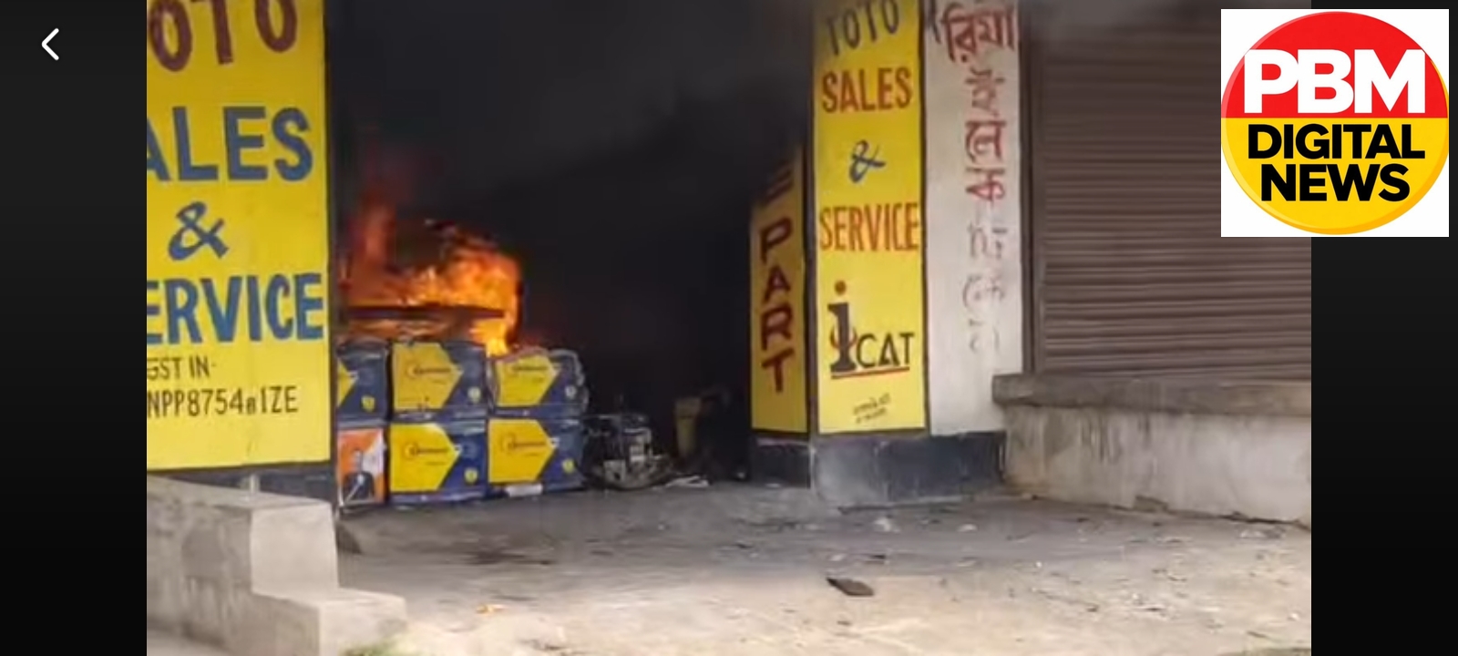 🔥*Big Breaking!* *रूपनारायणपुर में टोटो रिपेयरिंग दुकान में भीषण आग: बम की तरह फटीं बैटरियां, कई दुकानें चपेट में; एक व्यक्ति झुलसा*