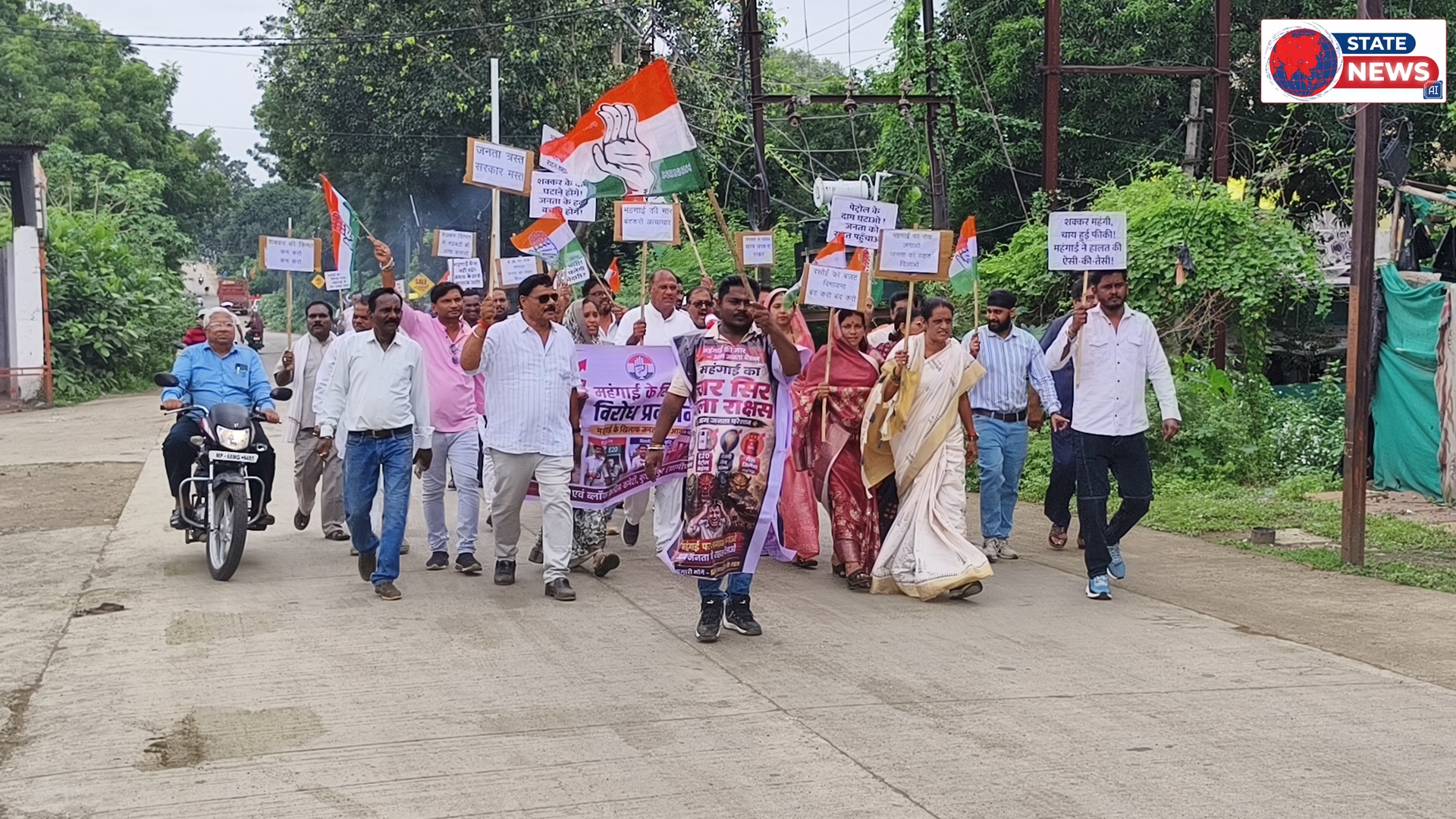 महंगाई के विरुद्ध में कांग्रेस पार्टी द्वारा रैली निकाली गई नेपानगर में