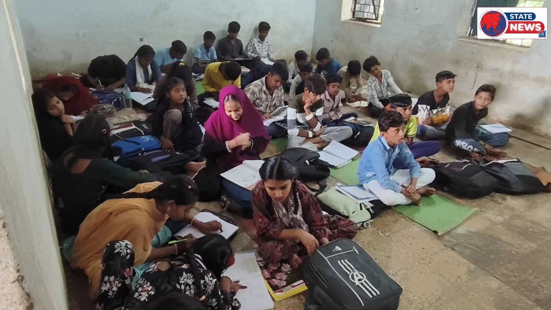 नौनिहाल बच्चों के भविष्य से हो रहा खिलवाड़ ।  एक कमरे में कक्षा एक से पांचवी तक एवं दूसरे कमरे  में कक्षा छठवीं से आठवीं तक के बच्चे पढ़ रहे 