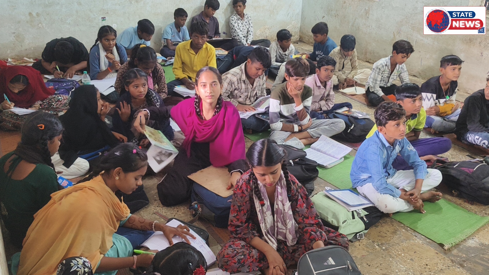 नौनिहाल बच्चों के भविष्य से हो रहा खिलवाड़ ।  एक कमरे में कक्षा एक से पांचवी तक एवं दूसरे कमरे  में कक्षा छठवीं से आठवीं तक के बच्चे पढ़ रहे 
