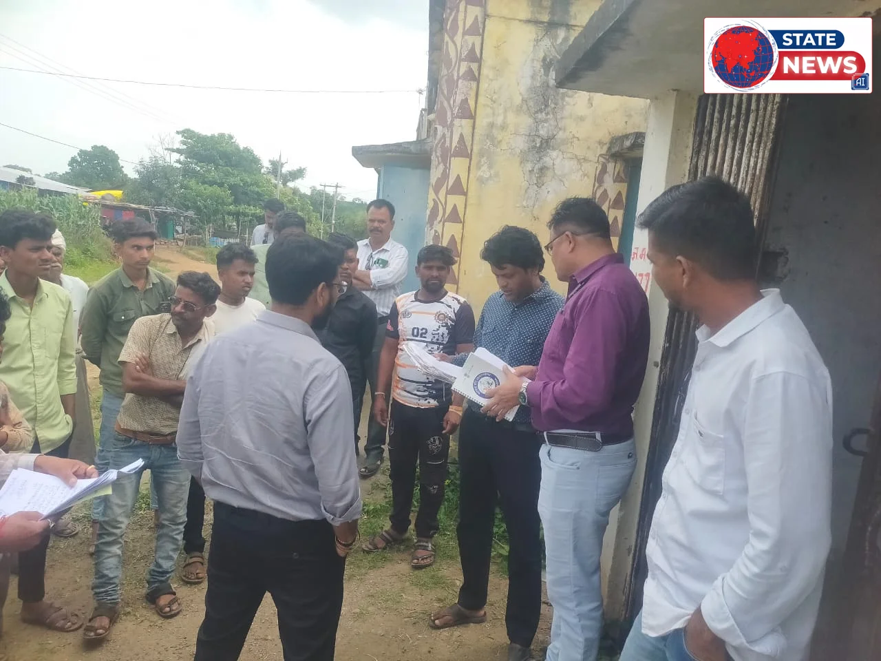 सागफटा ग्राम की उचित मूल्य की दुकान से ग्रामीणों को राशन नहीं मिलने पर SDM और तहसीलदार जांच के लिए पहुंचे ।