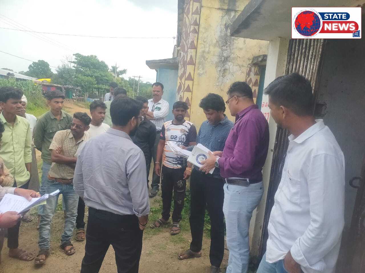 सागफटा ग्राम की उचित मूल्य की दुकान से ग्रामीणों को राशन नहीं मिलने पर SDM और तहसीलदार जांच के लिए पहुंचे ।