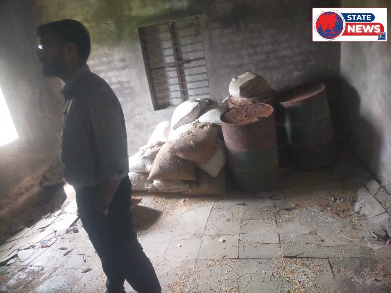 सागफटा ग्राम की उचित मूल्य की दुकान से ग्रामीणों को राशन नहीं मिलने पर SDM और तहसीलदार जांच के लिए पहुंचे ।