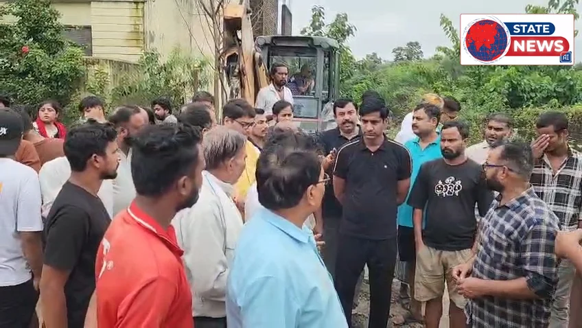 बाढ़ के बाद हमीदिया कॉलोनी में बुलडोजर एक्शन, नदी किनारे फॉर्म हाउस का अवैध हिस्सा ढहाया, कार्रवाई पर उठे सवाल।