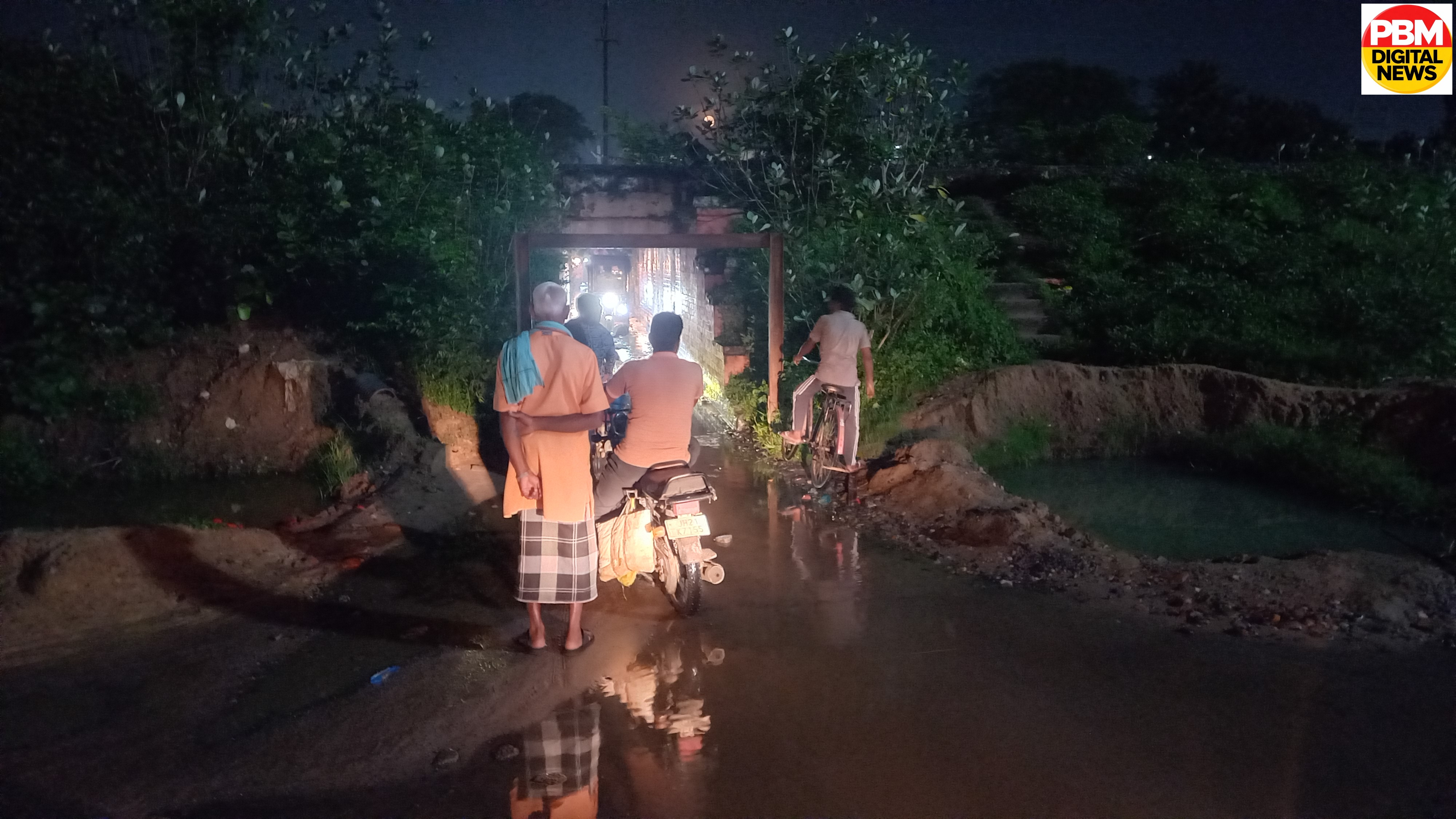 🔥*बड़ी खबर | मिहिजाम रेलपार: लाखों की आबादी पानी में कैद, 80 साल बाद भी पक्की सड़क व ड्रेनेज शून्य; PBM के तीखे सवालों पर मंत्री इरफान अंसारी के बिगड़े बोल!*