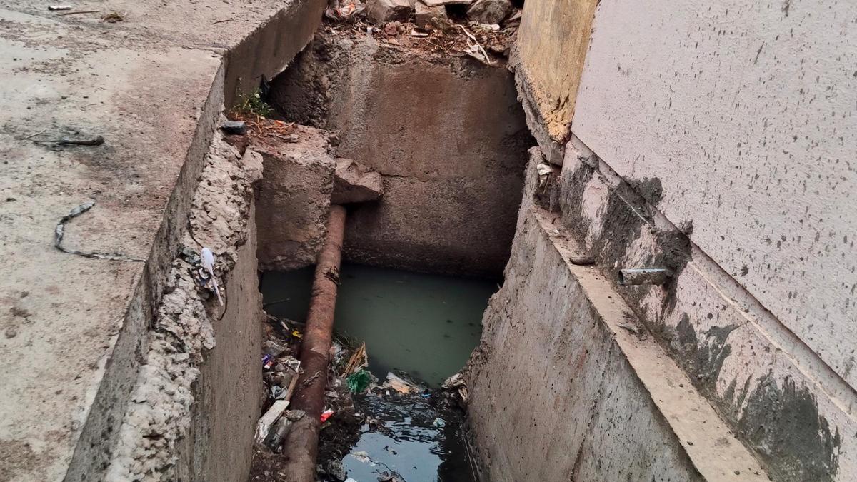 Guntur Civic Body Launches Major Drive to Clear Plastic from Drainage Systems