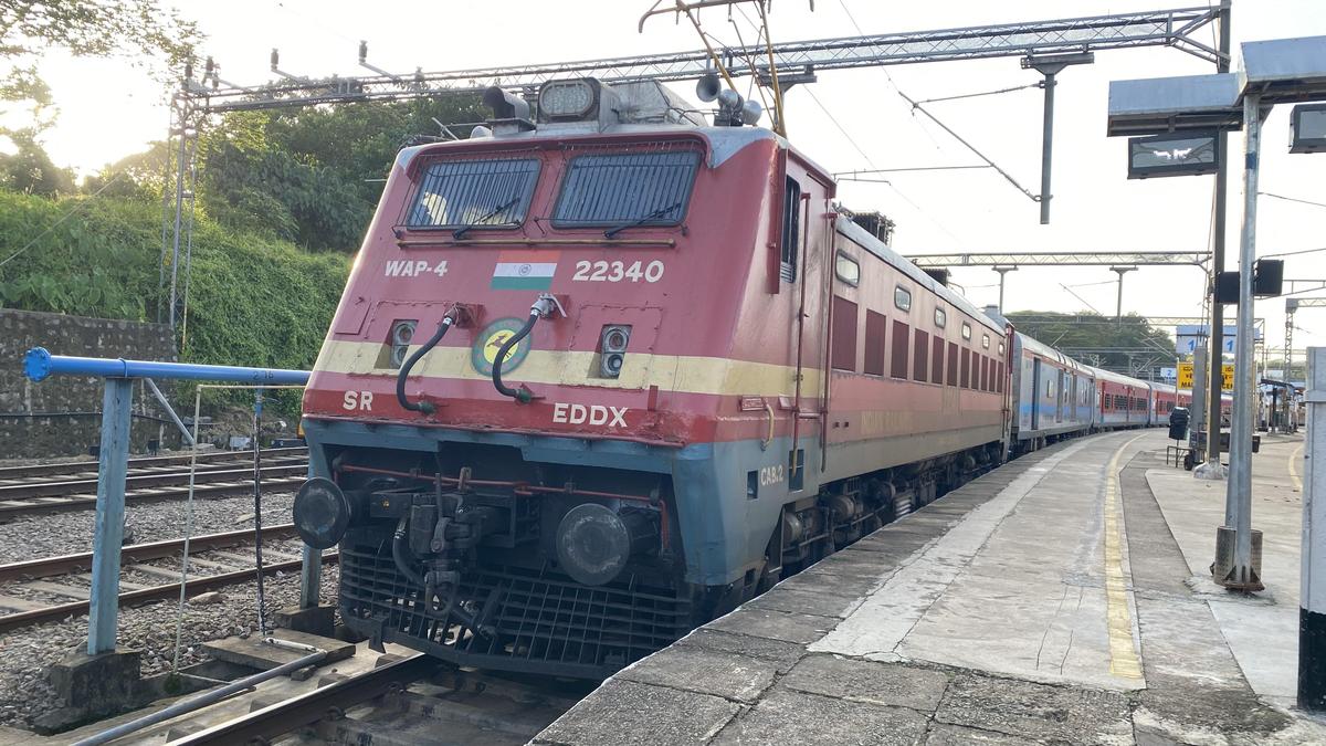 Central Railway Implements Vetiver Grass Plantations to Prevent Soil Erosion in Ghat Sections