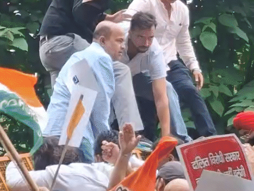 देहरादून में कांग्रेस कार्यकर्ताओं की पुलिस से झड़प:बैरिकेडिंग पर चढ़े; हल्द्वानी शुद्धिकरण के विरोध में सचिवालय कूच