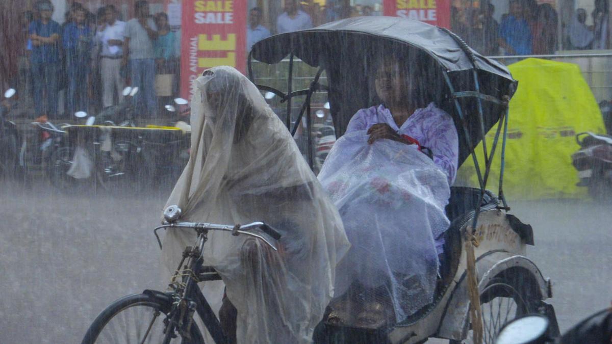 IMD Warns of Flash Floods in 10 Jharkhand Districts Amid Heavy Downpours