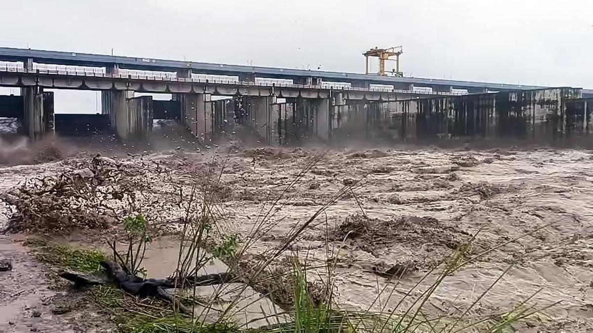 Rescue Operation Underway for Missing Soldiers After Army Boat Capsizes in Yamuna at Hathnikund